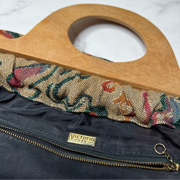 Tapestry handbag with wooden handles by Victoria U.S.A. Vintage - Picture 11 of 17